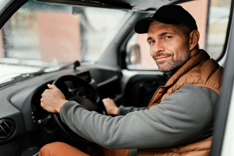 Motorista em um veículo equipado com Auto Hold, recurso que mantém o carro parado após a frenagem.