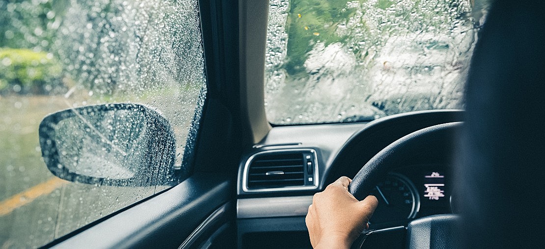 Como dirigir na chuva com segurança? Confira!
