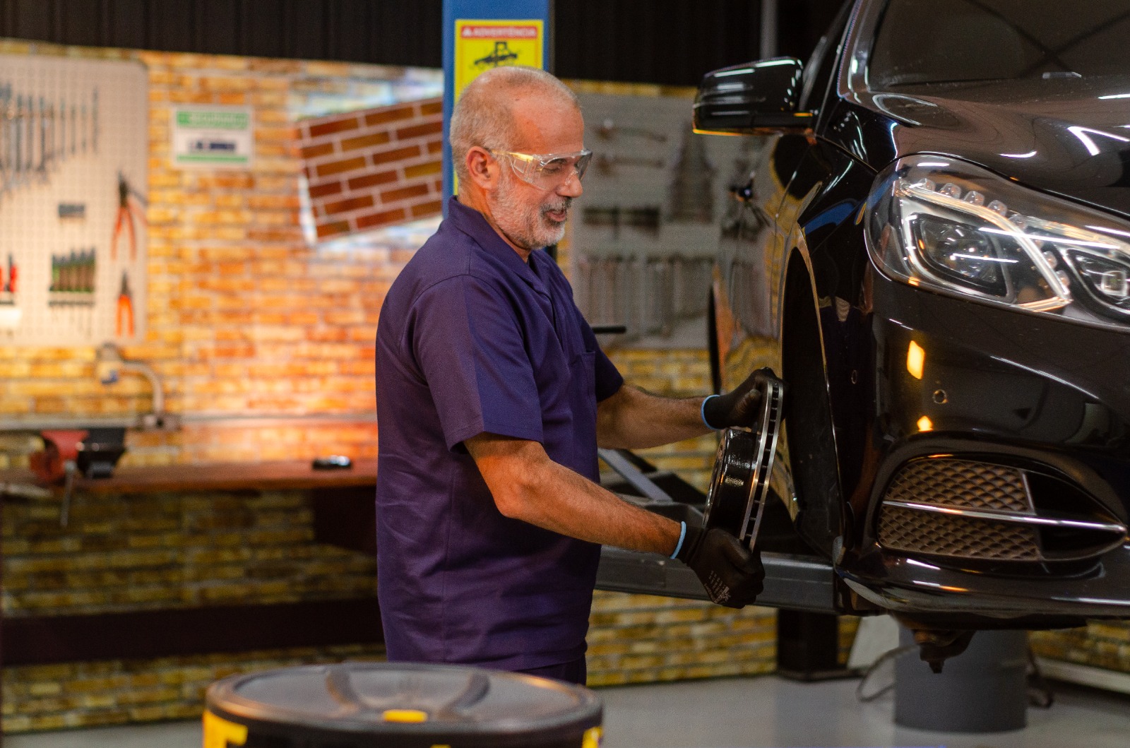 Quais são as causas e sintomas de disco de freio empenado?