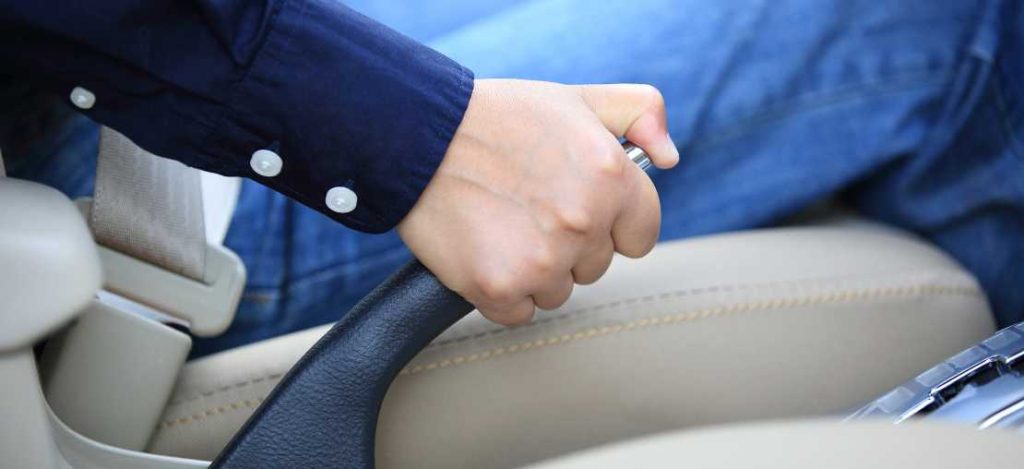 Freio de estacionamento: saiba como usar da maneira correta